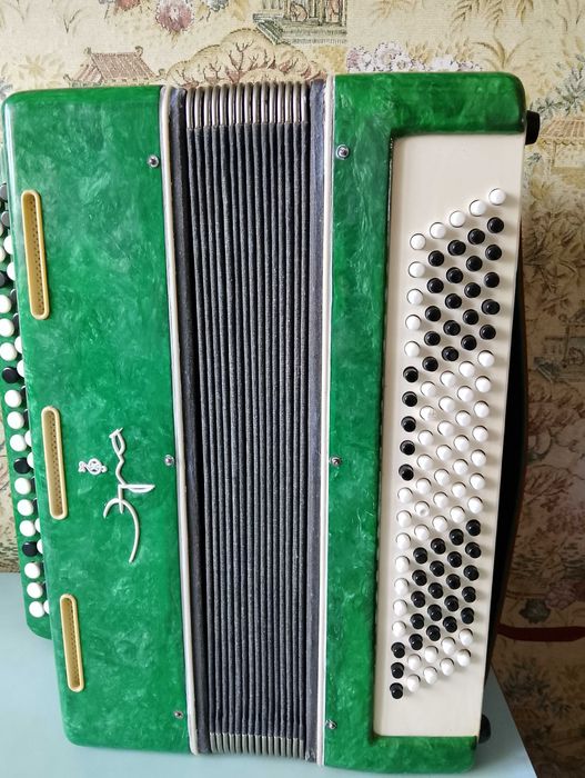 Продам баян Эра .