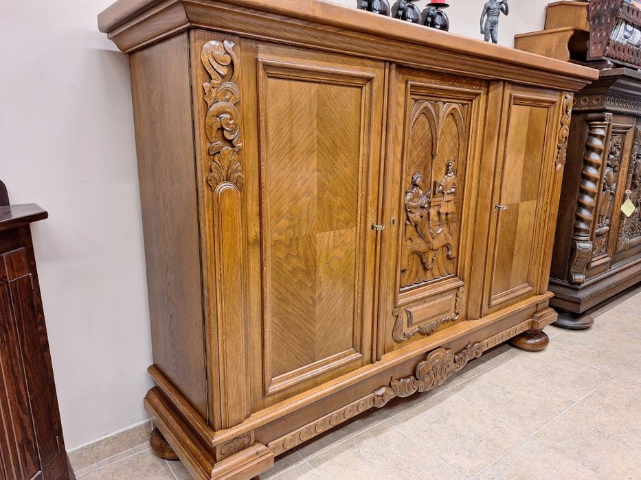 Комод, скрин, бюфет, шкаф с богата дърворезба