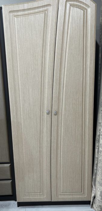 Продаетмя подростковый гарнитур и платяной шкаф