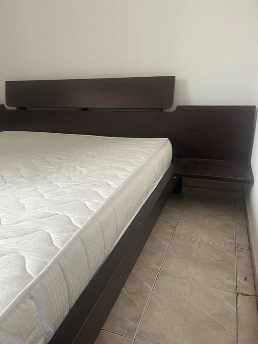 Спалня на метални крачета