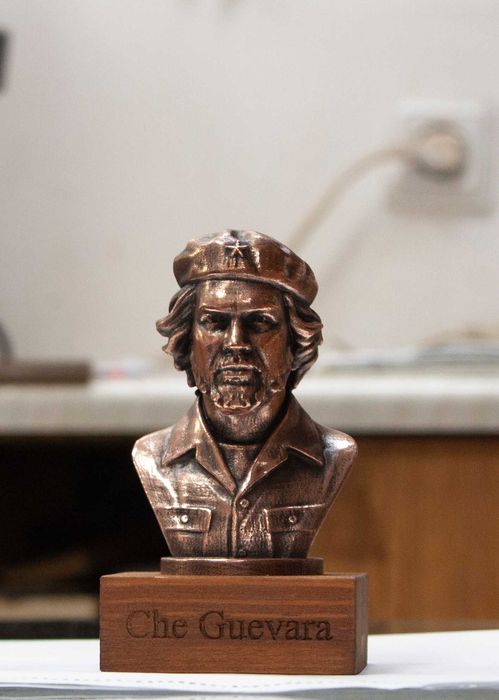 Бюстове на революционери-Ленин,Че Гевара,Атататюрк