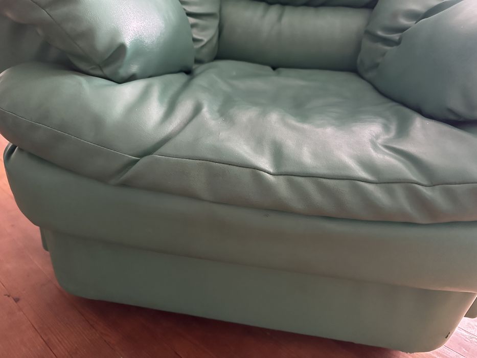 Зелени кожени дивани