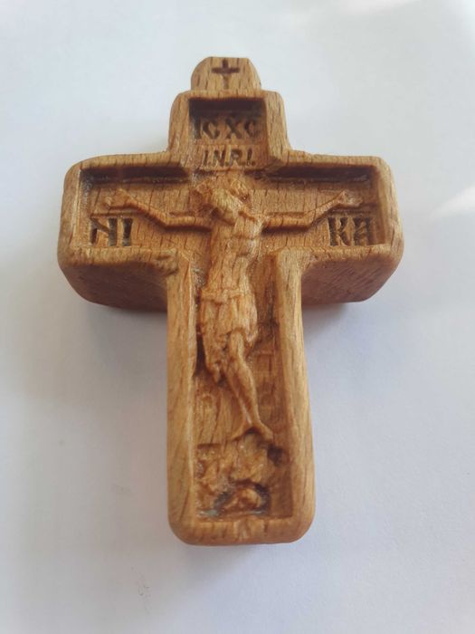 Cruci sculptate din lemn de fag 6x4 cm, finisate cu ceara de albine