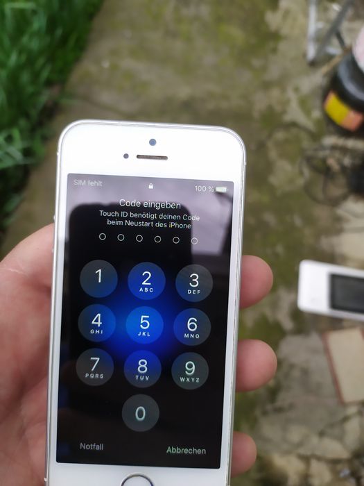 Телефон iPhone SE