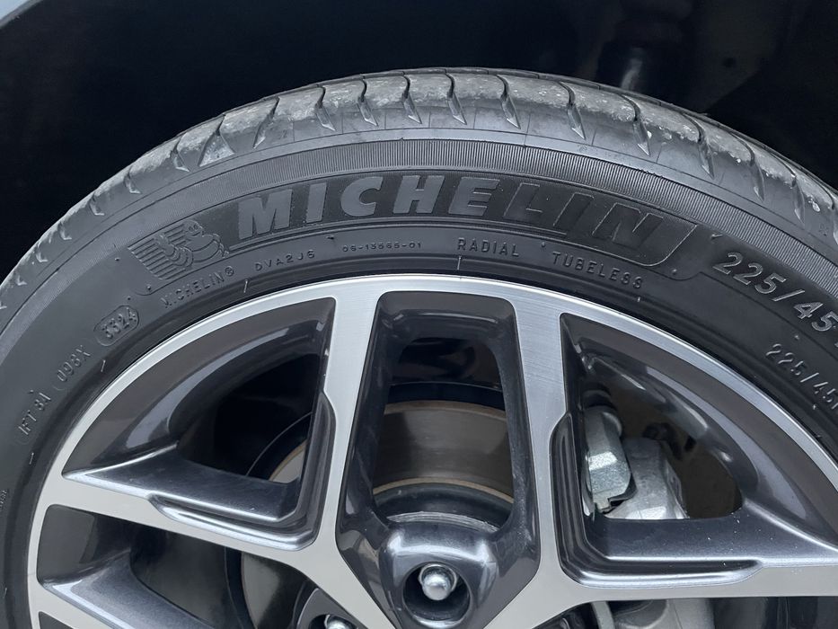 Машинаға дөңгелек (шина) сатылады.