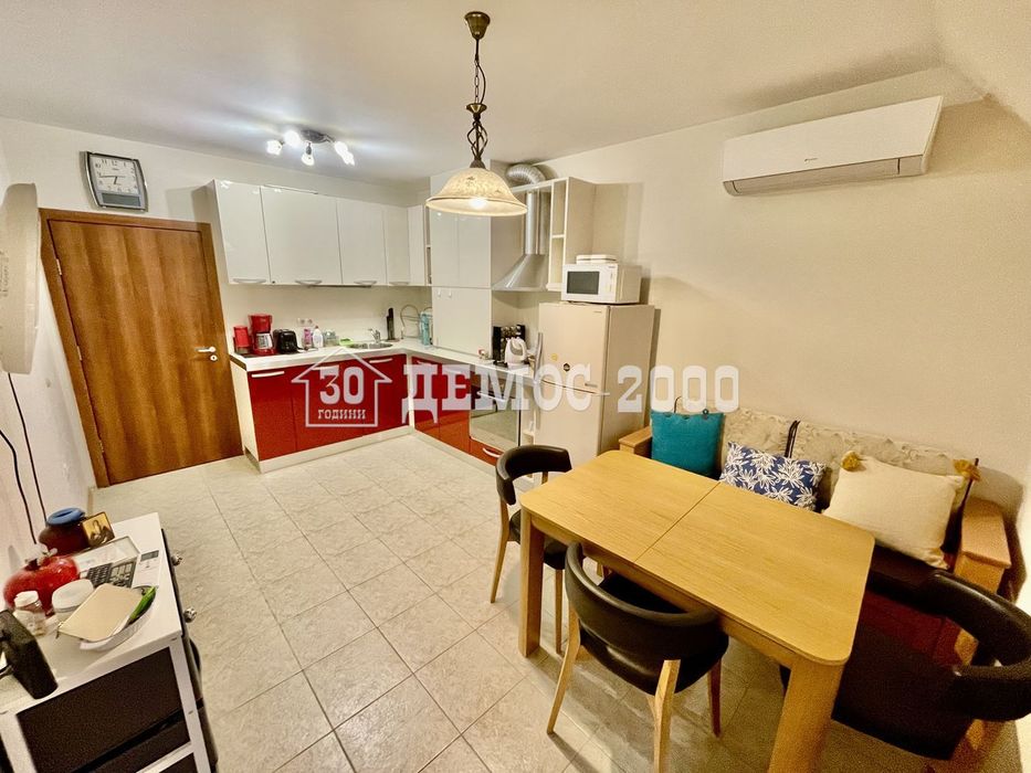 Напълно обзаведен тристаен апартамент с ПАРКОМЯСТО в района на ОКРБ