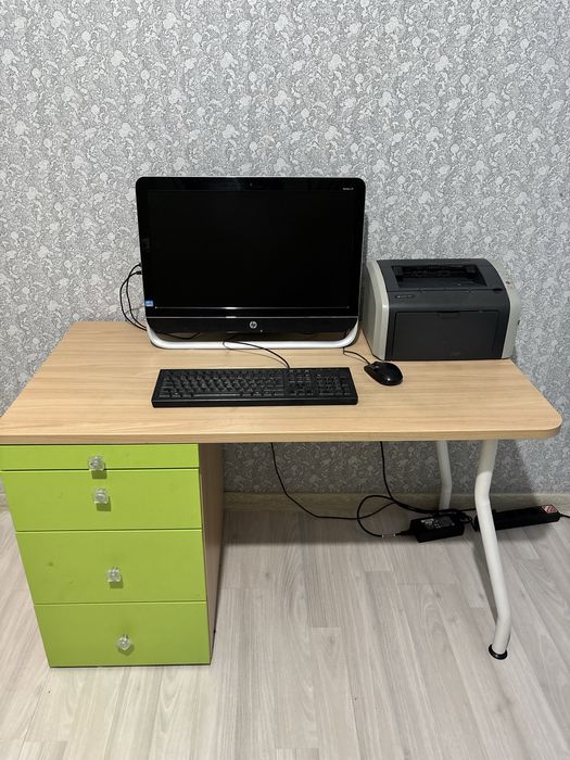 Рабочий компьютерный стол