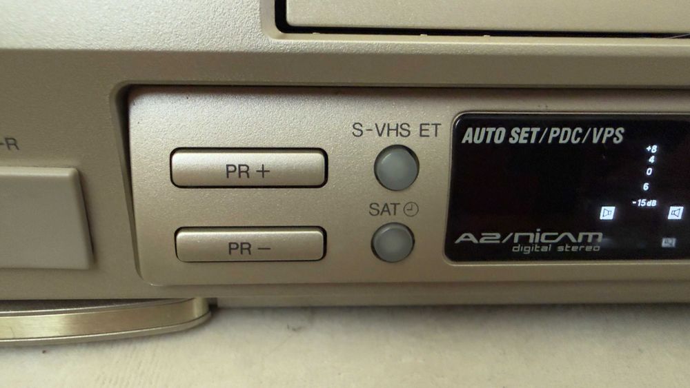 Дигитализиране на стари VHS касети от сватби, кръщенета, също и малки касети от камери.с S-Video кабел и DaVinci Resolve