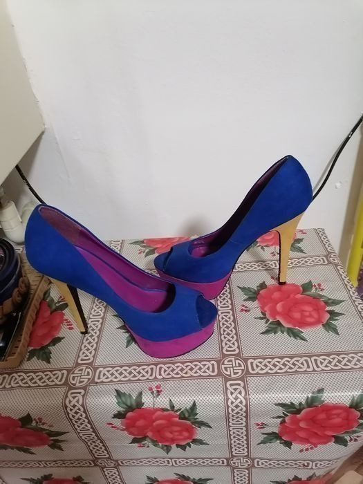 REDUCERE : 75-80 perechi de pantofi damă - 550 lei