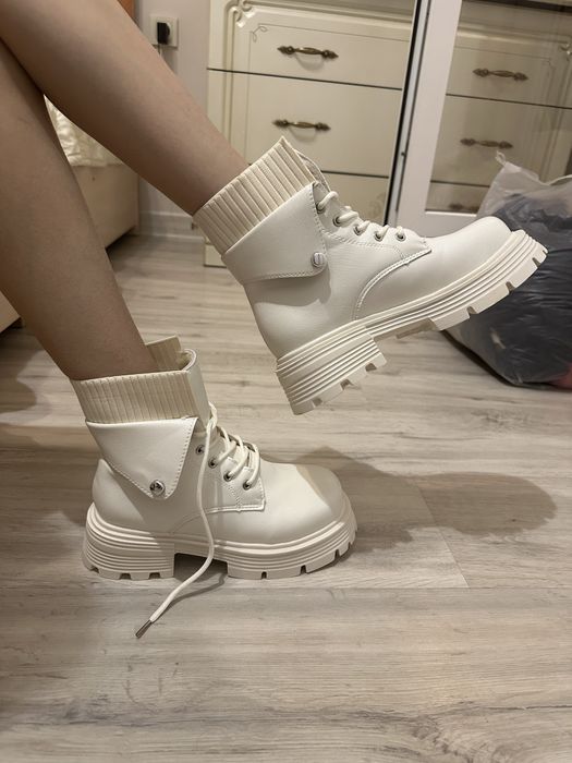 Продам женские ботинки, черные и белые