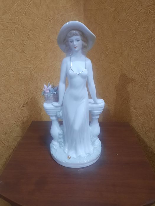 Большая, Фарфоровая статуэтка "Девушка на балконе". В отличном состоян