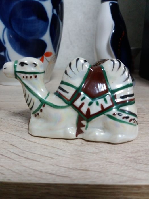 Статуэтки разные (фарфор, стекло).