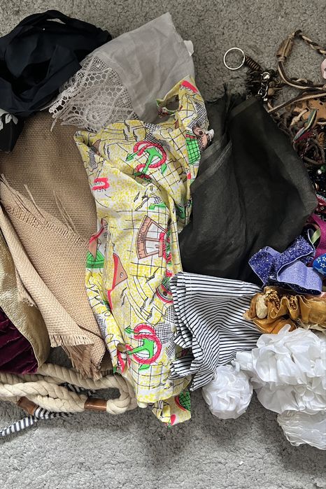 Для Рукоделья: кусочки тканей, украшений, бусин