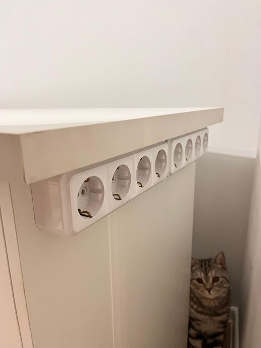 Белый маникюрный стол