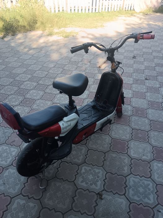 Продам скутер красный леопард