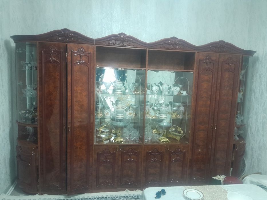 Продам стенку состаяние отличное .