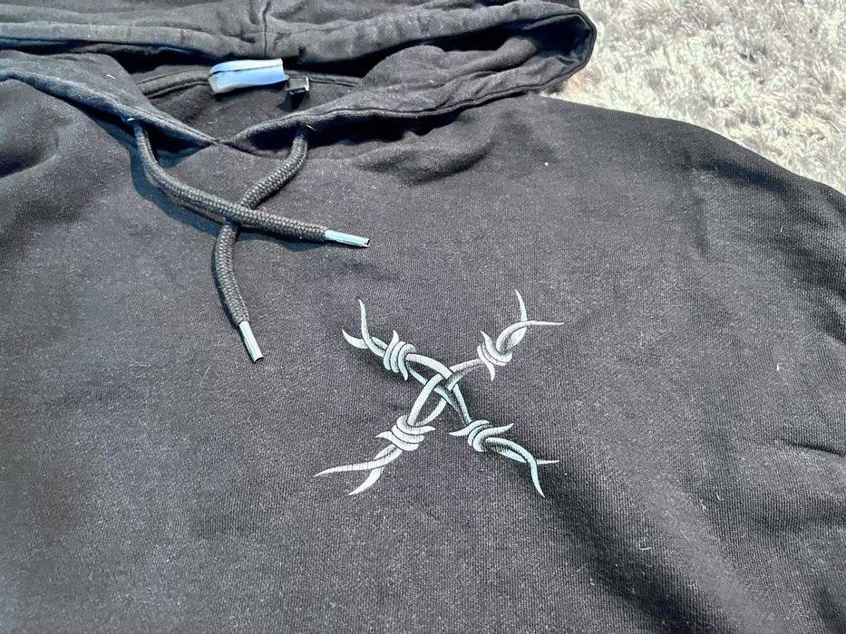 Hanorac Credo Design Barbed Wire Heart Graphic