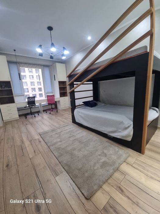 Центр Алматы 4 бөлмелі пәтер. Посуточно.