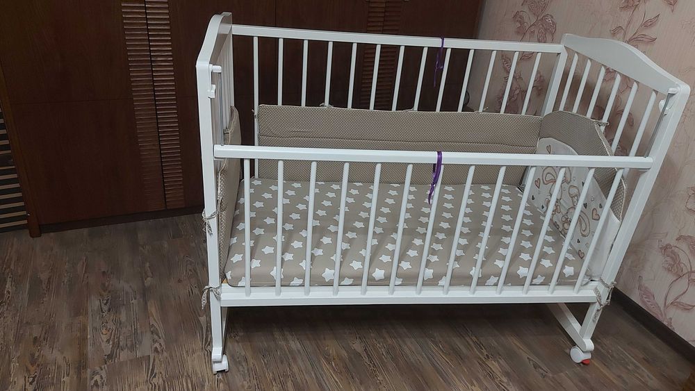Детская кроватка с матрацем и бортиком