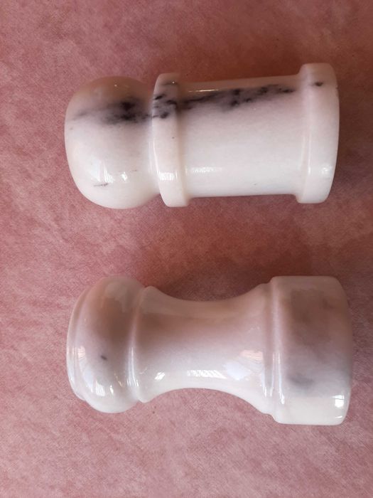 Два броя солнички изработени от минерал. - вечни.