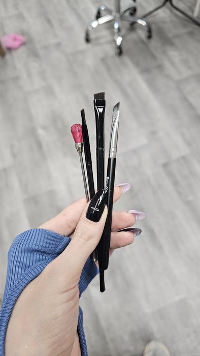 Рабочее оборудование для мастера по бровям