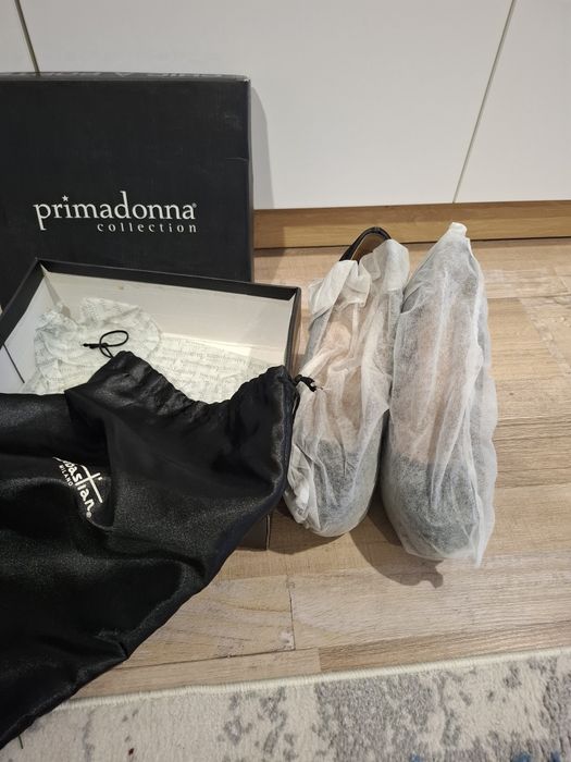 Високи обувки от велур.