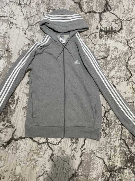Адидас суитшърт с ленти през качулката.