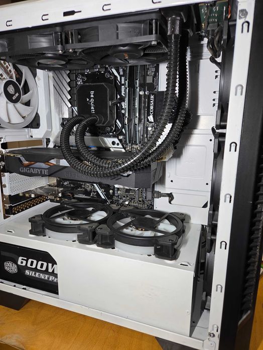 Геймарски компютър r7 2700x 2060super 16gb ram