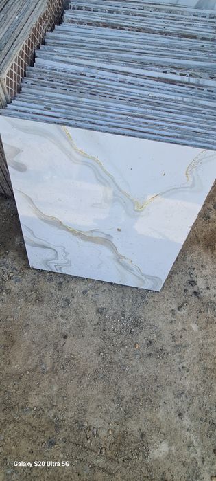 B/U Kafel 0.60×0.60 sotiladi juda zur holatda