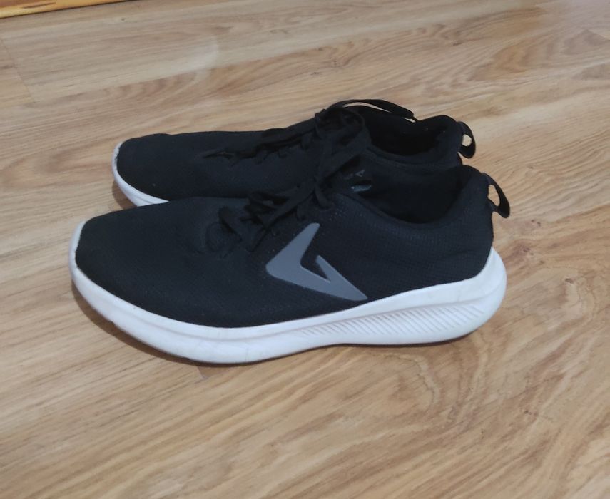 Кроссовки фирменые размеры 42 и 41