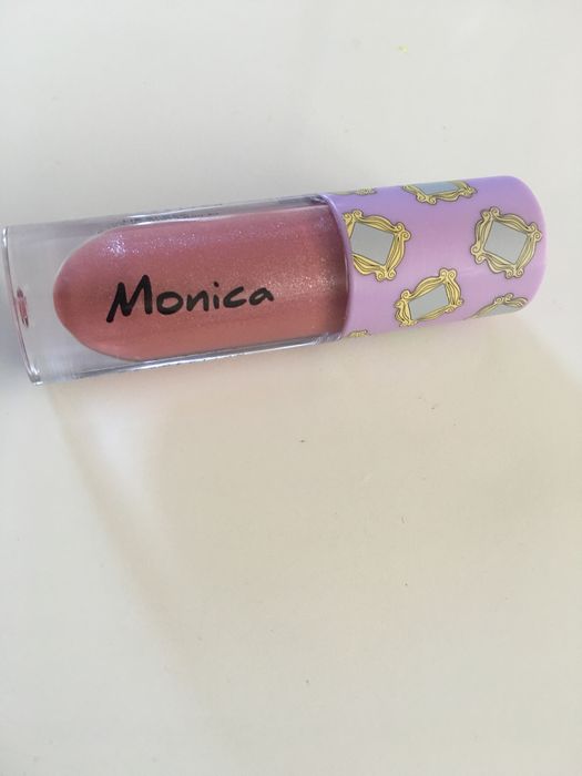 REVOLUTION X FRIENDS Гланц за устни Monica, 1бр.