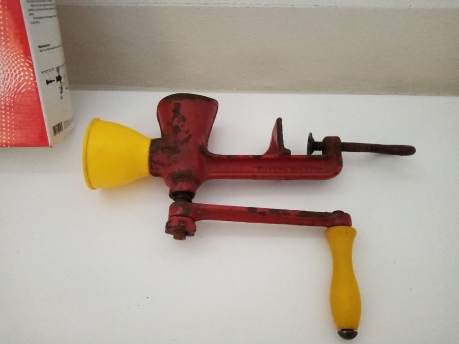 Masina din fonta pentru macinat mac, scortisoara..