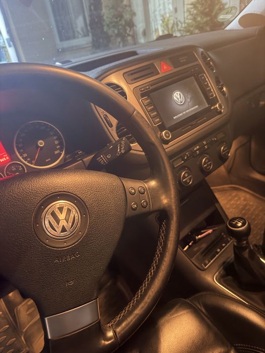 Volkswagen Tiguan 2010 170 cp 4x4 (comenzi pe volan bine intretinuta )
