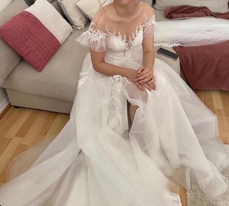 Vând rochie de mireasă deosebită cu dantelă,cristale,achiziție Franța
