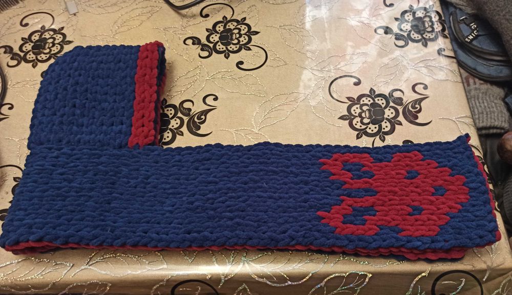 Ръчно плетен децки шал с качулка