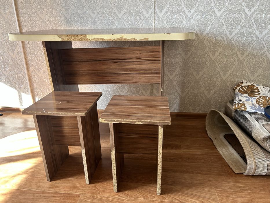 Продам стол с табуретками