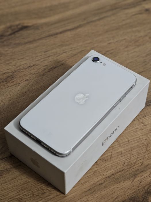 Продам iPhone SE 2020 64GB белый