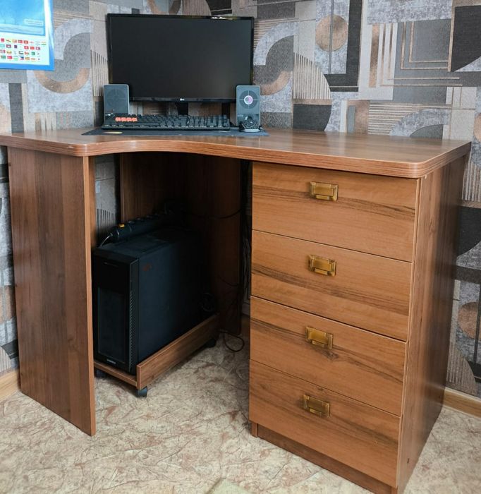 Стол компьютерный -письменный