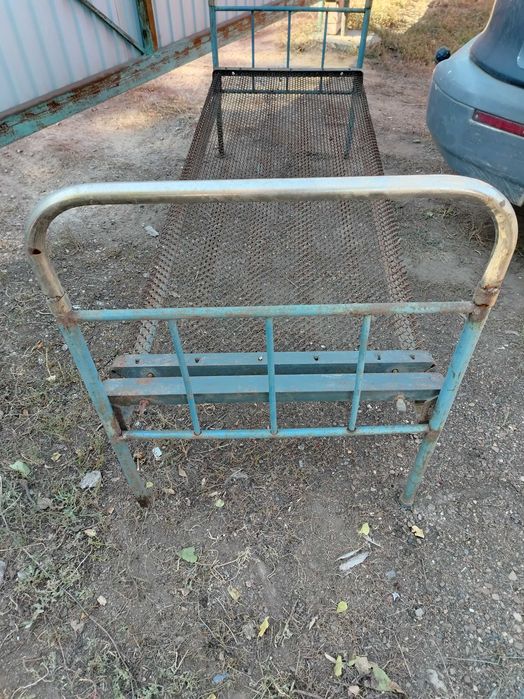 Кровать железная.