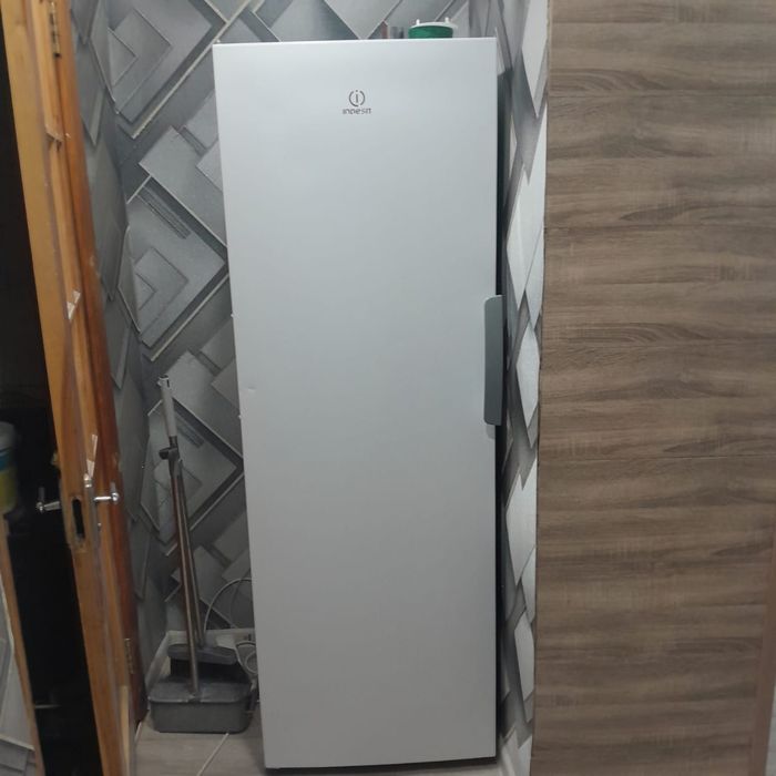 Продам, колонка (самбуфер), морозилку, кухонный диванчик.