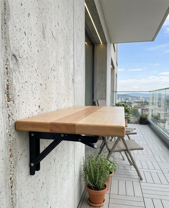 Сгъваема масичка с плот от масивен бук и здрави метални механизми