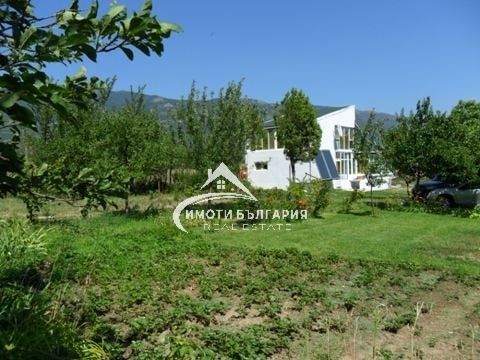 Прекрасна къща на село в близост до Карлово