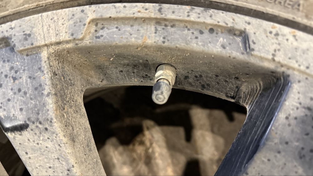 8 шин, 4 с дисками комплект.