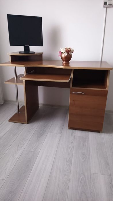 Vând birou modern