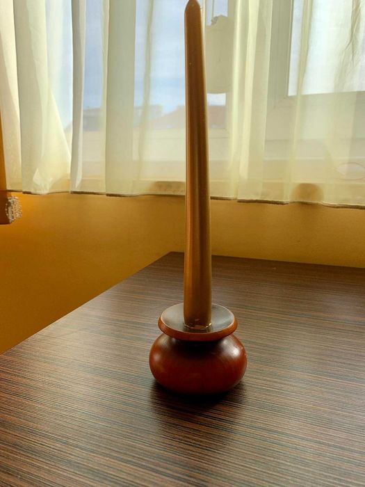 Ръчно изработен дървен швещник