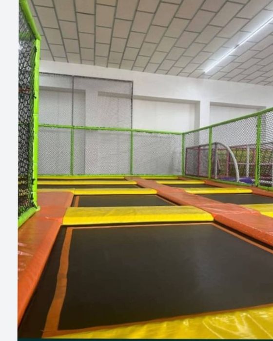 Trambulină Profesională de Interior/Exterior – Dimensiuni Mari 11x8m –