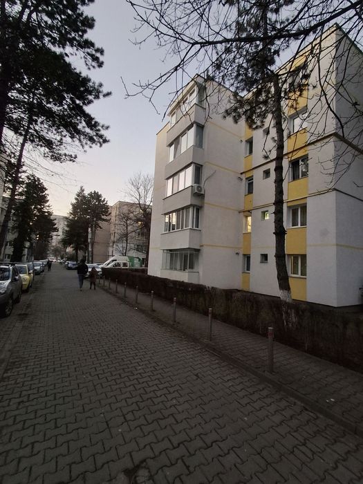 Apartament cu 3 camere in Dambu, 52m² cu balcon inchis, izolat.