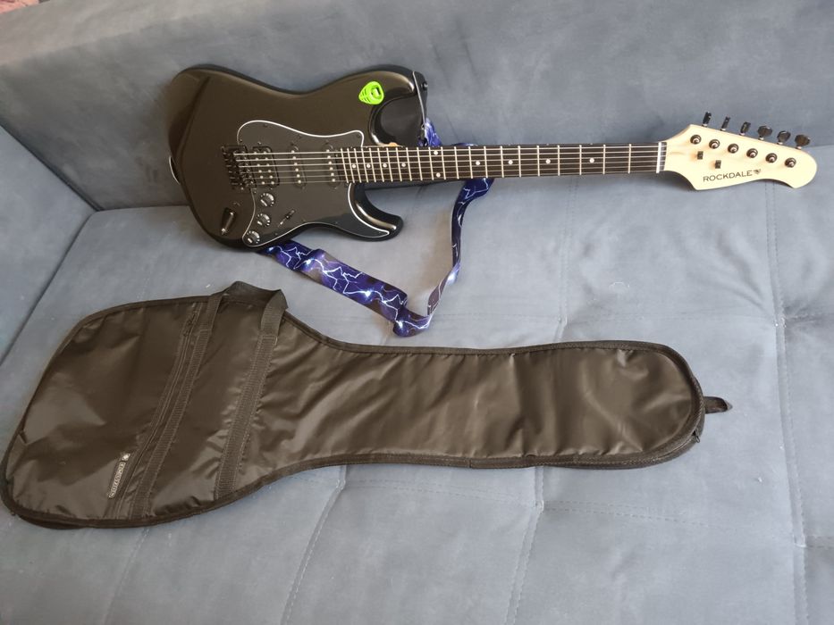 Электрогитара продам