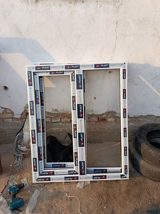 Akfa eshiklar va derazalar bor plast eshik va derazalar ham bor