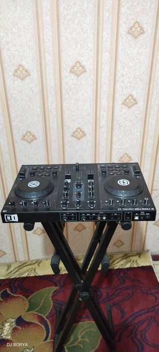 DJ Controller TRAKTOR S2 ..